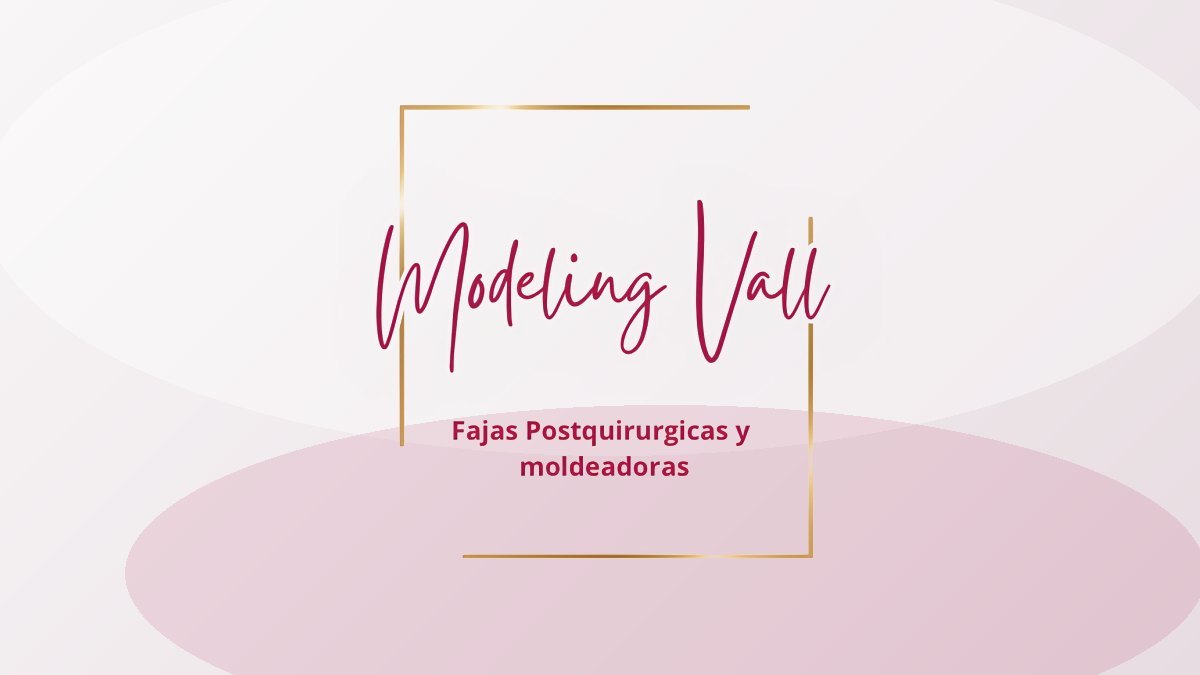 Mujer en recuperación post operatoria colocándose una faja de compresión abdominal en casa