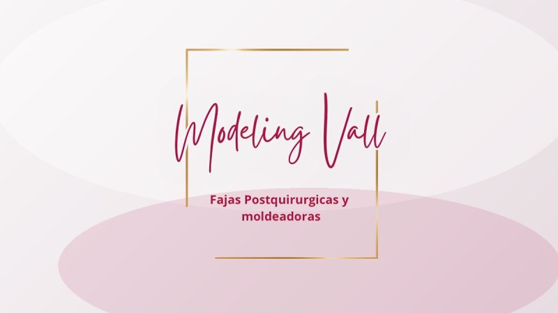 Mujer en recuperación post operatoria colocándose una faja de compresión abdominal en casa